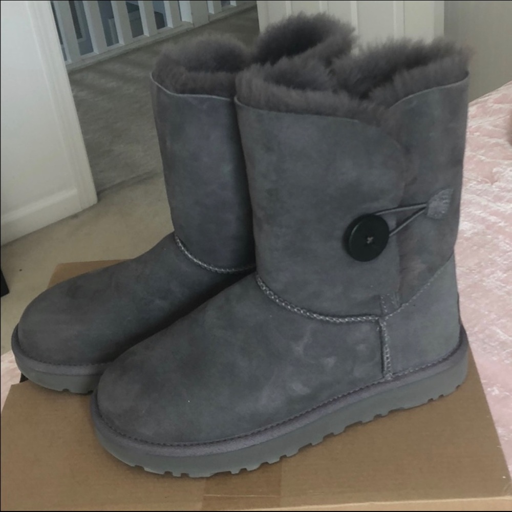 UGG Bailey Button II, gray, size 6